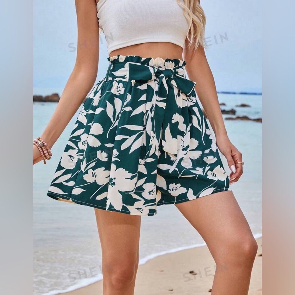 Flowy green Hawaiian shorts with tie floral high waisted